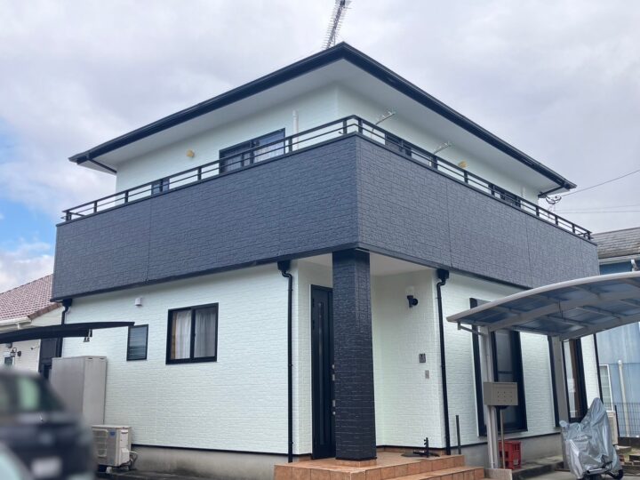 桂川町K様　メインに淡いグリーンを入れ明るい印象に仕上げた外壁・屋根塗装、板金工事