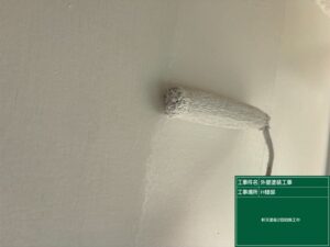 付帯部の軒天を上塗り２回目の塗装をしています