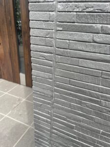 塗膜の割れたシーリング