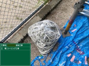 縦目地シーリングの撤去したものになります