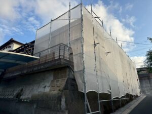 道路に越境しての足場組立