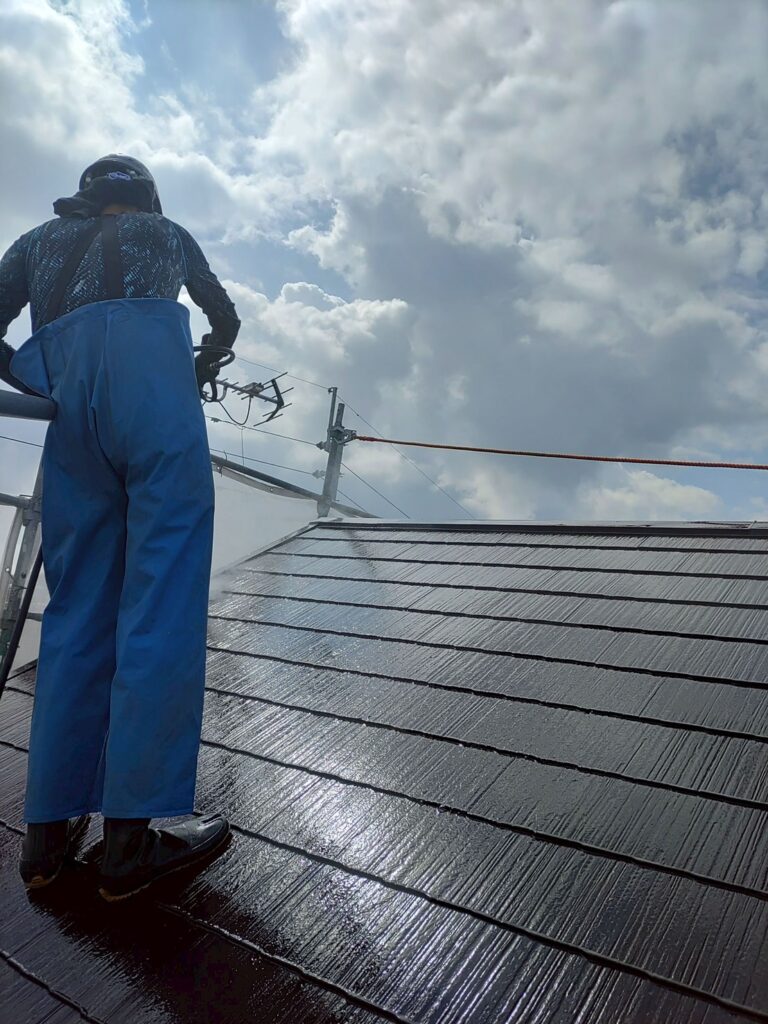 屋根洗ってます