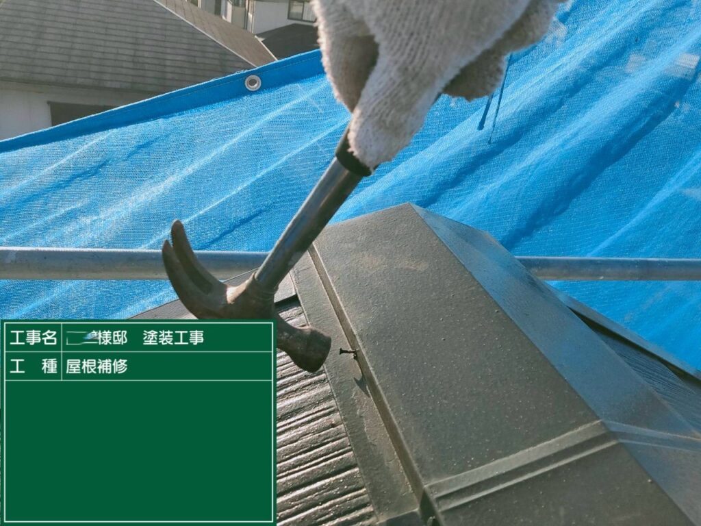 釘をトンカチで叩いている写真