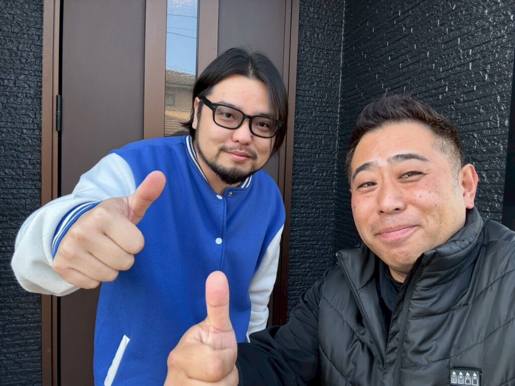 塗装後の外壁とお客様の写真