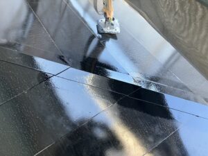 屋根板金の上塗り塗装作業