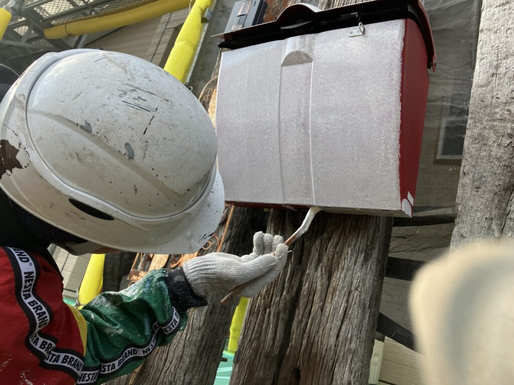 ポストの錆止め塗装　ハケで塗装