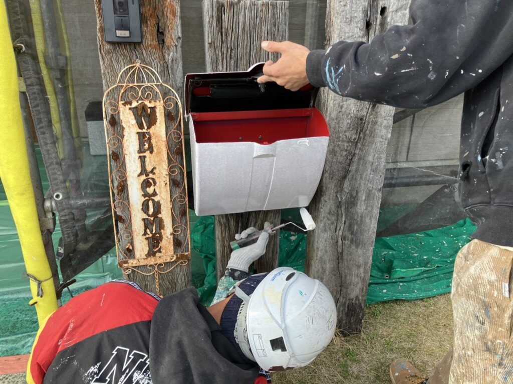 ポストの錆止め塗装　ローラーで塗装