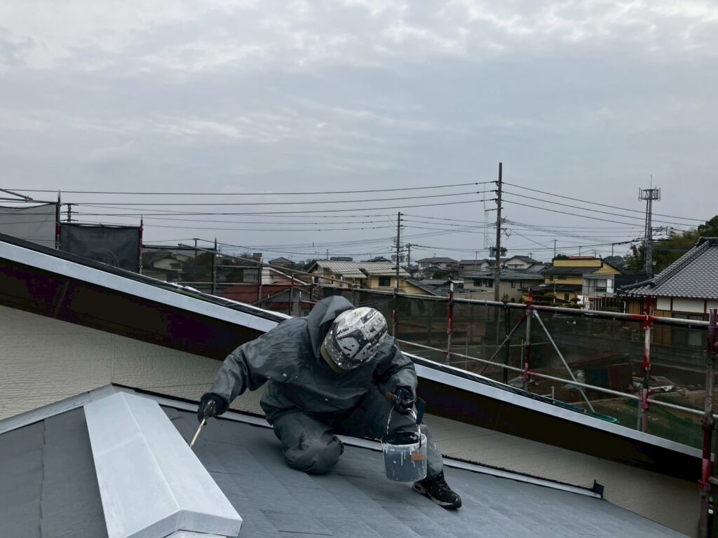 屋根の下塗り塗装でハケも使用して塗装