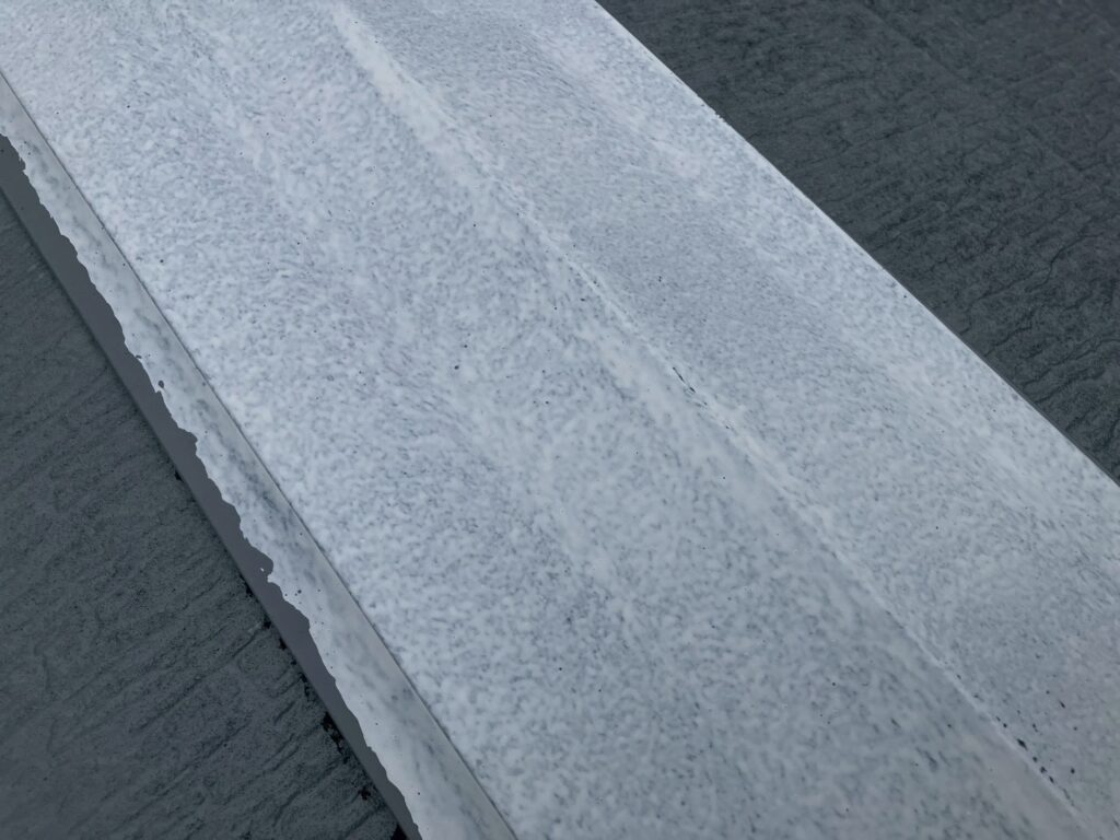 屋根の棟板金の下塗り塗装をした状態