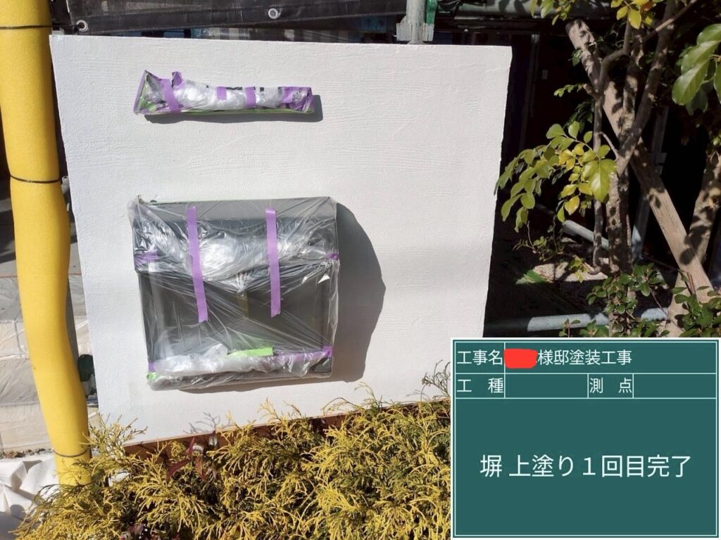 外塀の上塗り塗装1回目完了