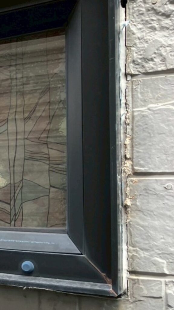 剥離したシーリング