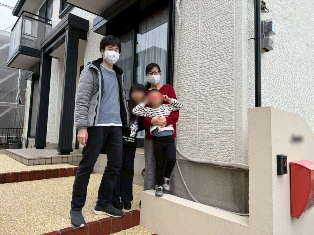 外壁塗装をした外壁とお客様の写真