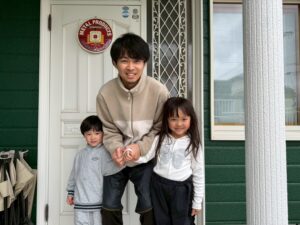 八幡西区にて、理想の緑を追求しボードの質感を活かして外壁塗装したお客様の声