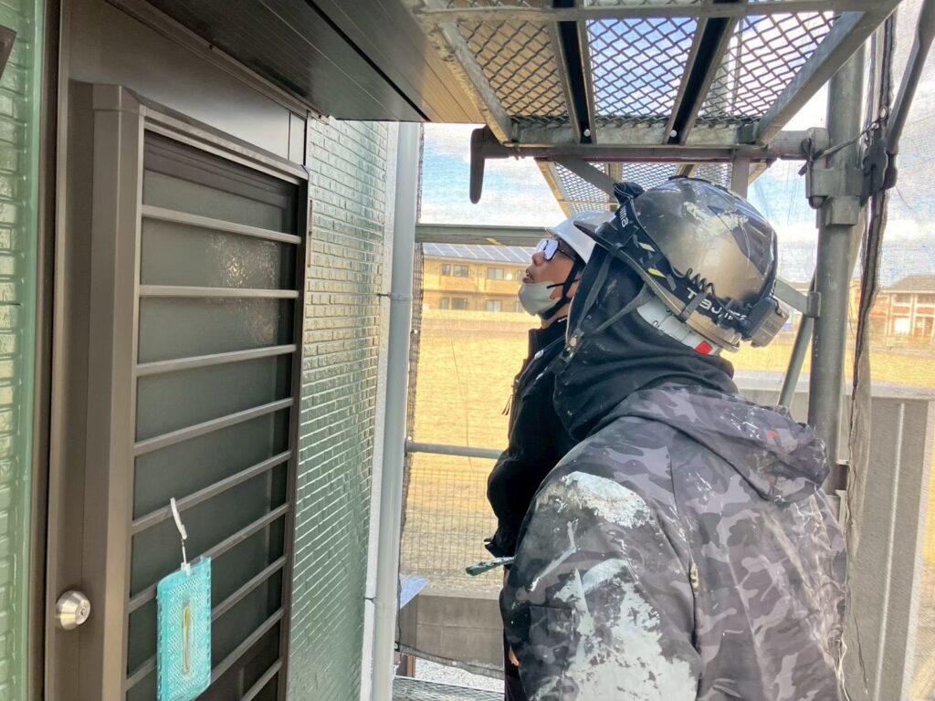 社内検査で現場管理と塗装職人で買う人をしている様子