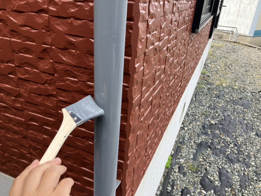 ケレンした縦樋にハケで塗装をしていきます。