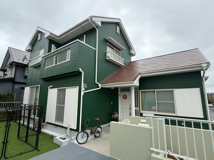 八幡西区にて、理想の緑を追求しボードの質感を活かして外壁塗装したお客様の声