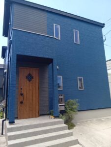 北九州市小倉南区にておしゃれなマウンテンブルーに外壁塗装したお客様の声