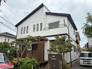 北九州市門司区にて緑が映えるクールホワイトで外壁塗装したお客様の声